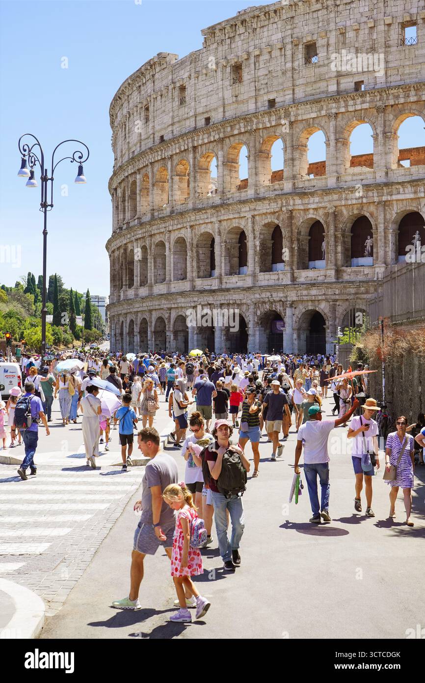 Folla di turisti fuori dal Colosseo di Roma, Italia Foto Stock