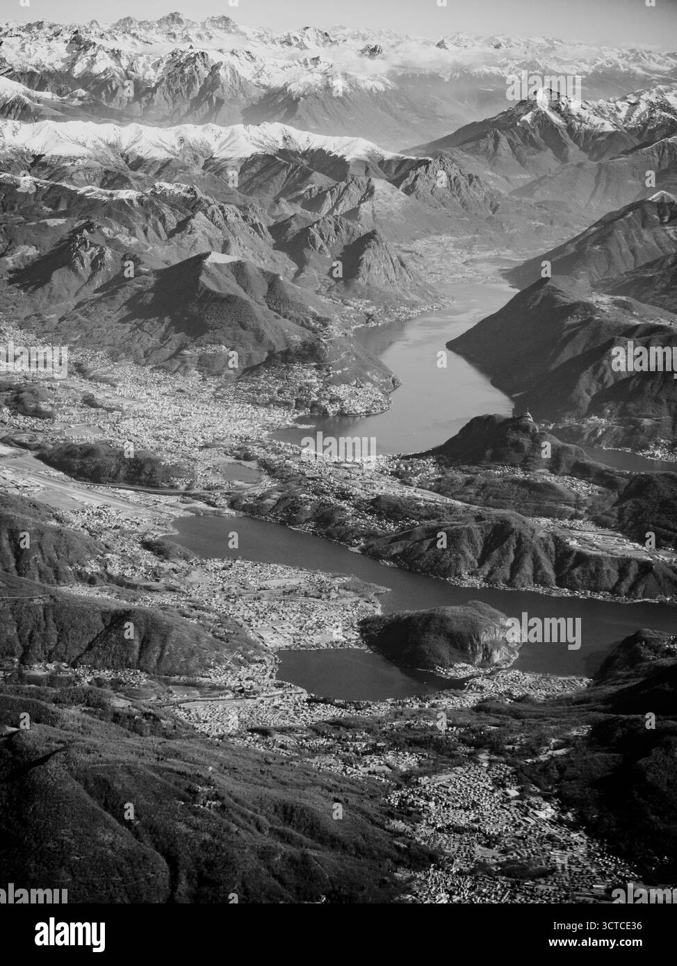 Affacciato sulle città circondate da montagne e laghi Foto Stock