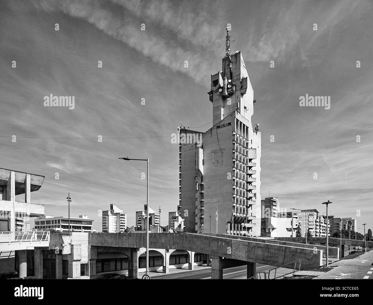 Un imponente edificio brutalista in un ambiente urbano, girato in bianco e nero con un cielo spettacolare. Municipio di Satu Mare Romania Foto Stock