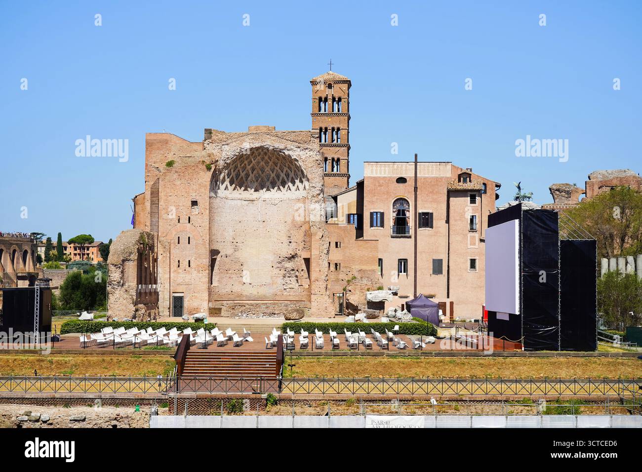 Tempio di Venere e Roma, con allestimento teatrale all'aperto Foto Stock