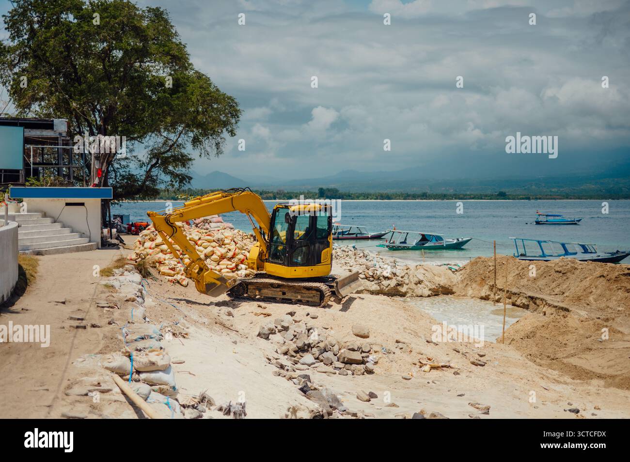 Cantiere per la spiaggia con escavatore giallo, Gili Air Foto Stock