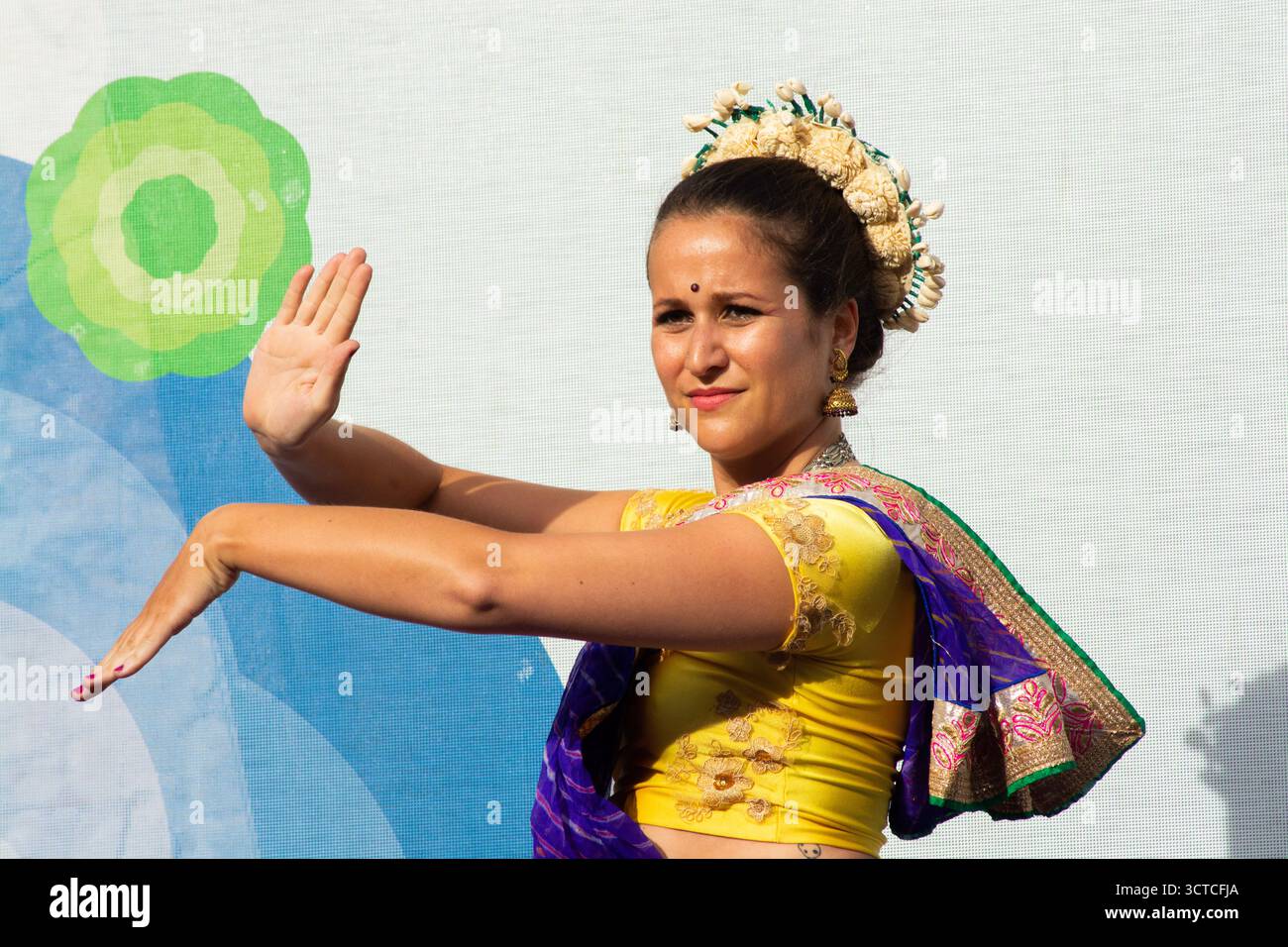 Donna che esegue danza tradizionale indiana in sari colorati Foto Stock