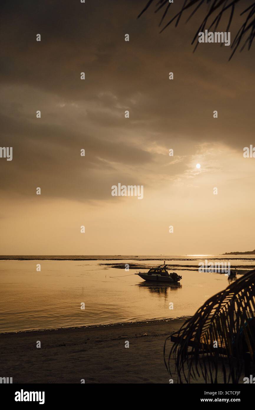 Golden Sunset Seascape a Low Tide, Gili Air, Indonesia Foto Stock