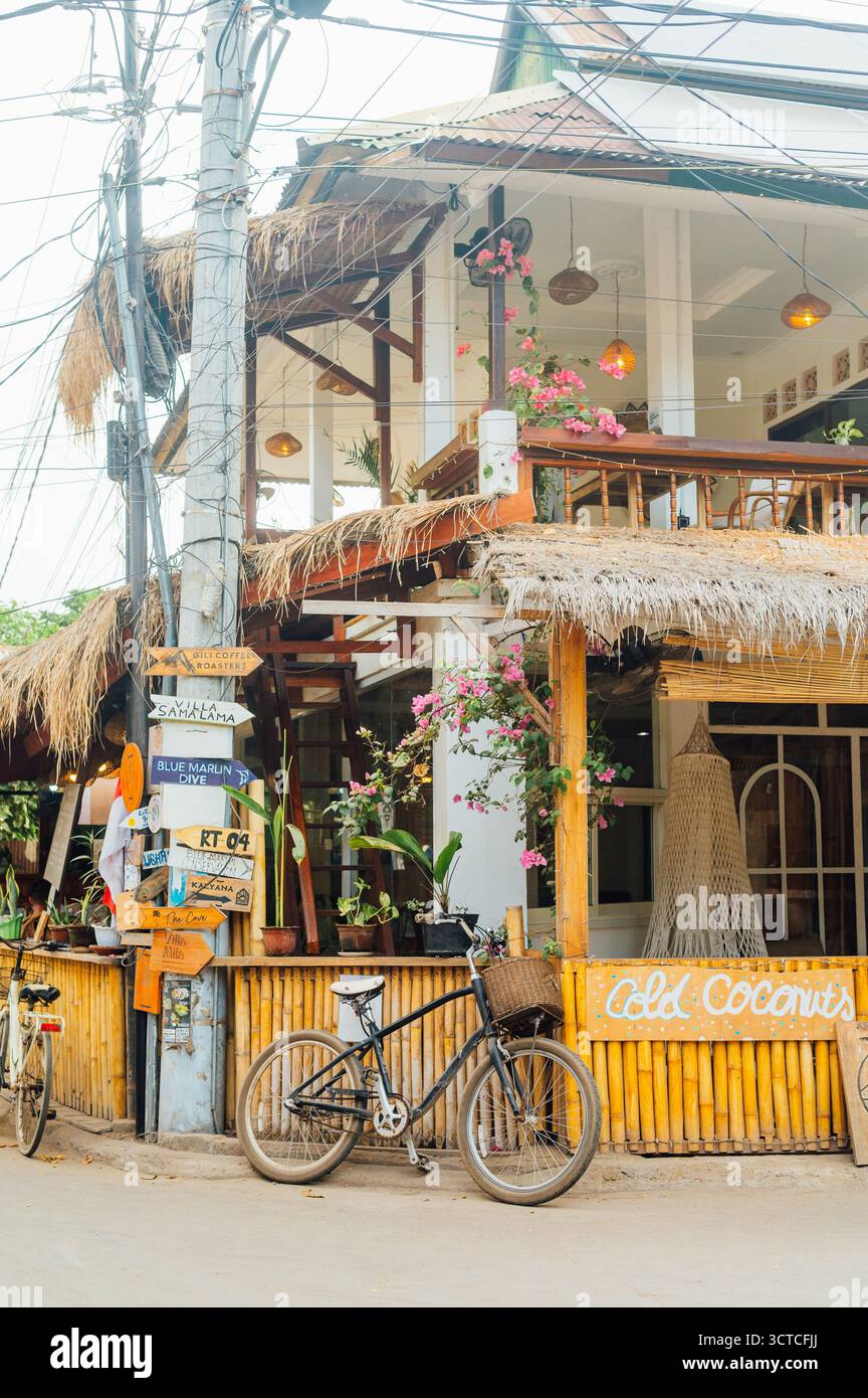 Strada elegante con biciclette parcheggiate a Gili Air Indonesia Foto Stock