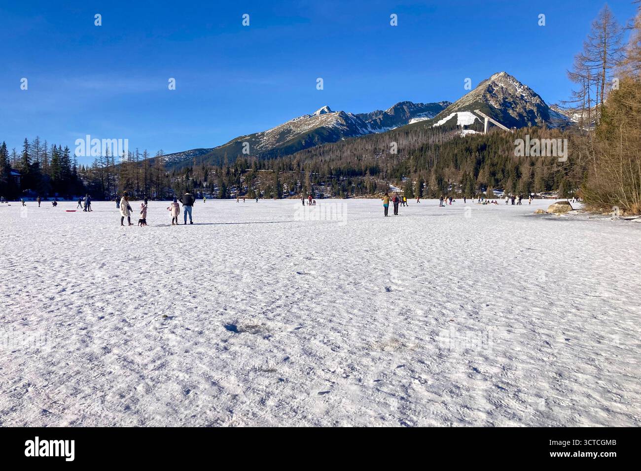 SLOVACCHIA, STREBSKE PLESO - 30 DICEMBRE 2024: Paesaggio invernale di Strbske pleso, località sciistica, turistica di punta, e stazione di salute situata in - Immagine stock catturata con smartphone