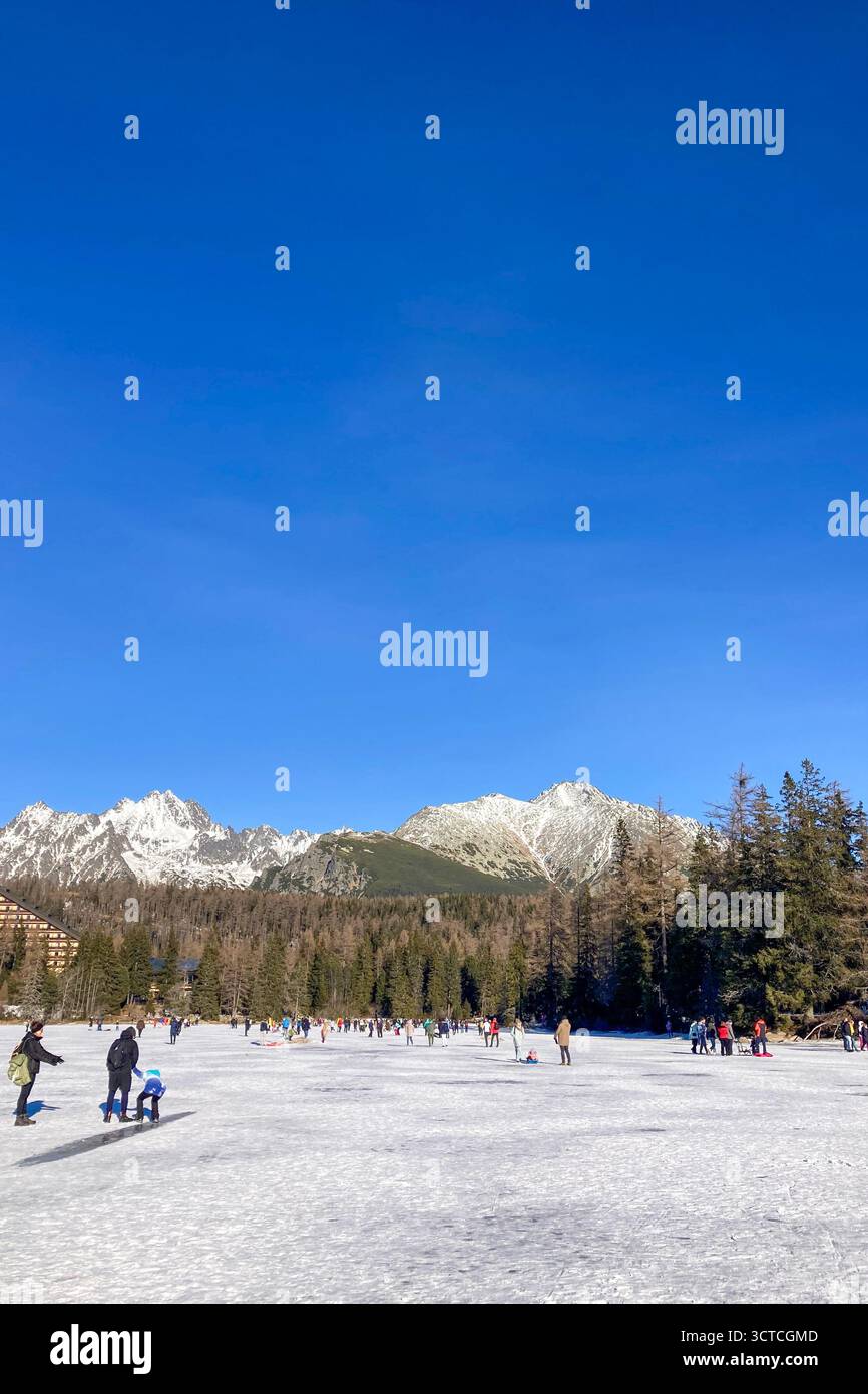 SLOVACCHIA, STREBSKE PLESO - 30 DICEMBRE 2024: Paesaggio invernale di Strbske pleso, località sciistica, turistica di punta, e stazione di salute situata in - Immagine stock catturata con smartphone