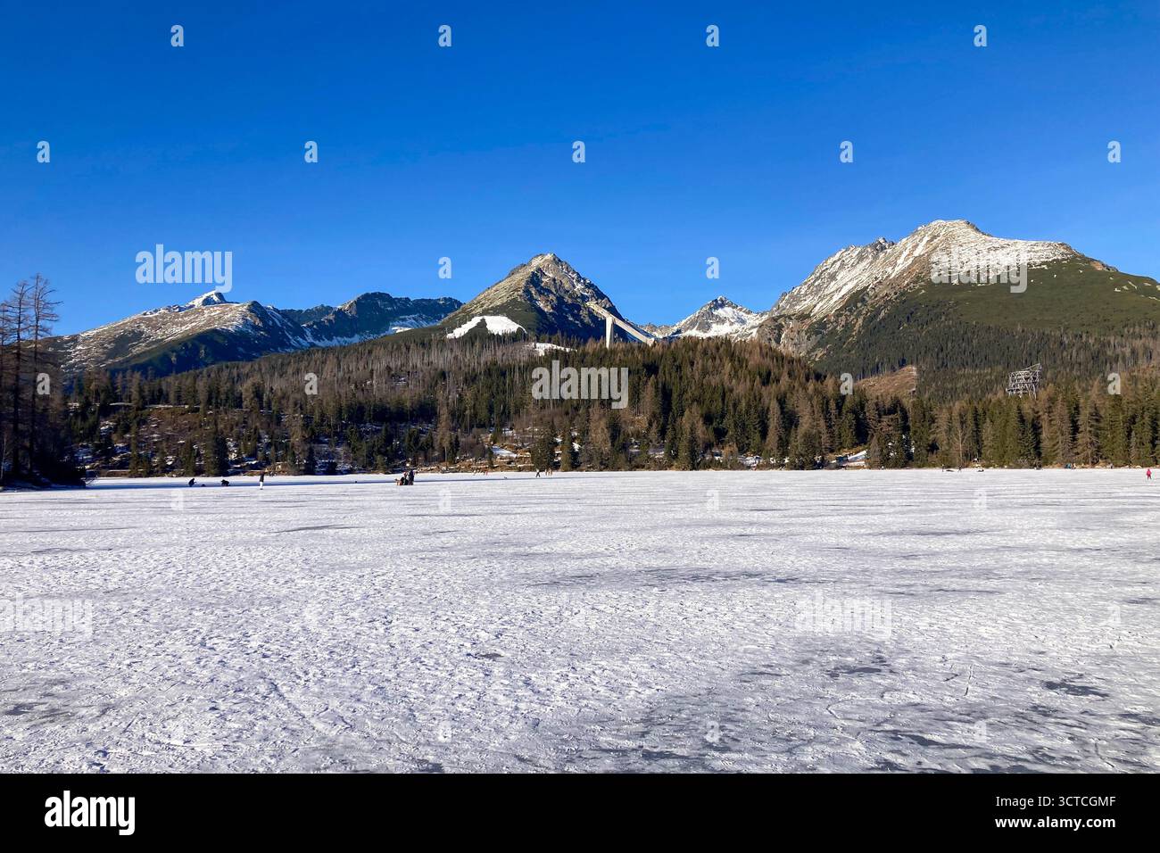 SLOVACCHIA, STREBSKE PLESO - 30 DICEMBRE 2024: Paesaggio invernale di Strbske pleso, località sciistica, turistica di punta, e stazione di salute situata in - Immagine stock catturata con smartphone