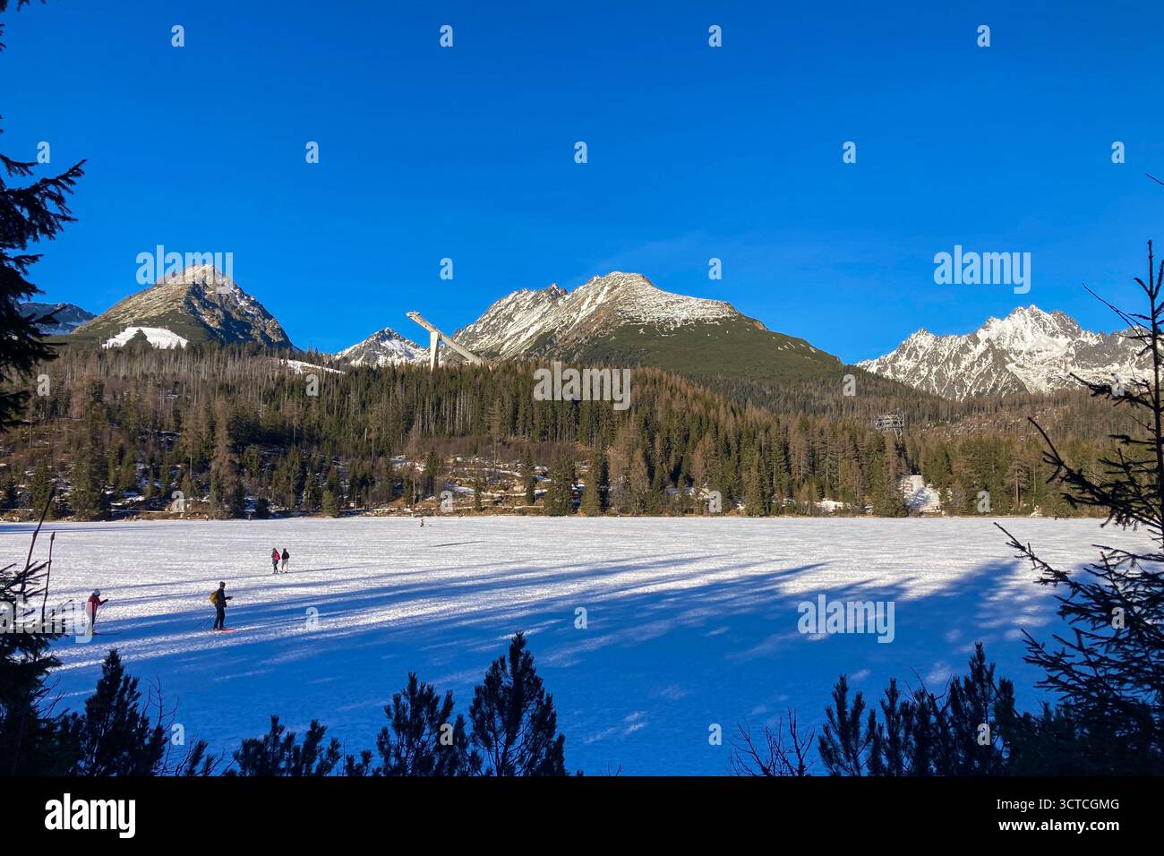 SLOVACCHIA, STREBSKE PLESO - 30 DICEMBRE 2024: Paesaggio invernale di Strbske pleso, località sciistica, turistica di punta, e stazione di salute situata in - Immagine stock catturata con smartphone