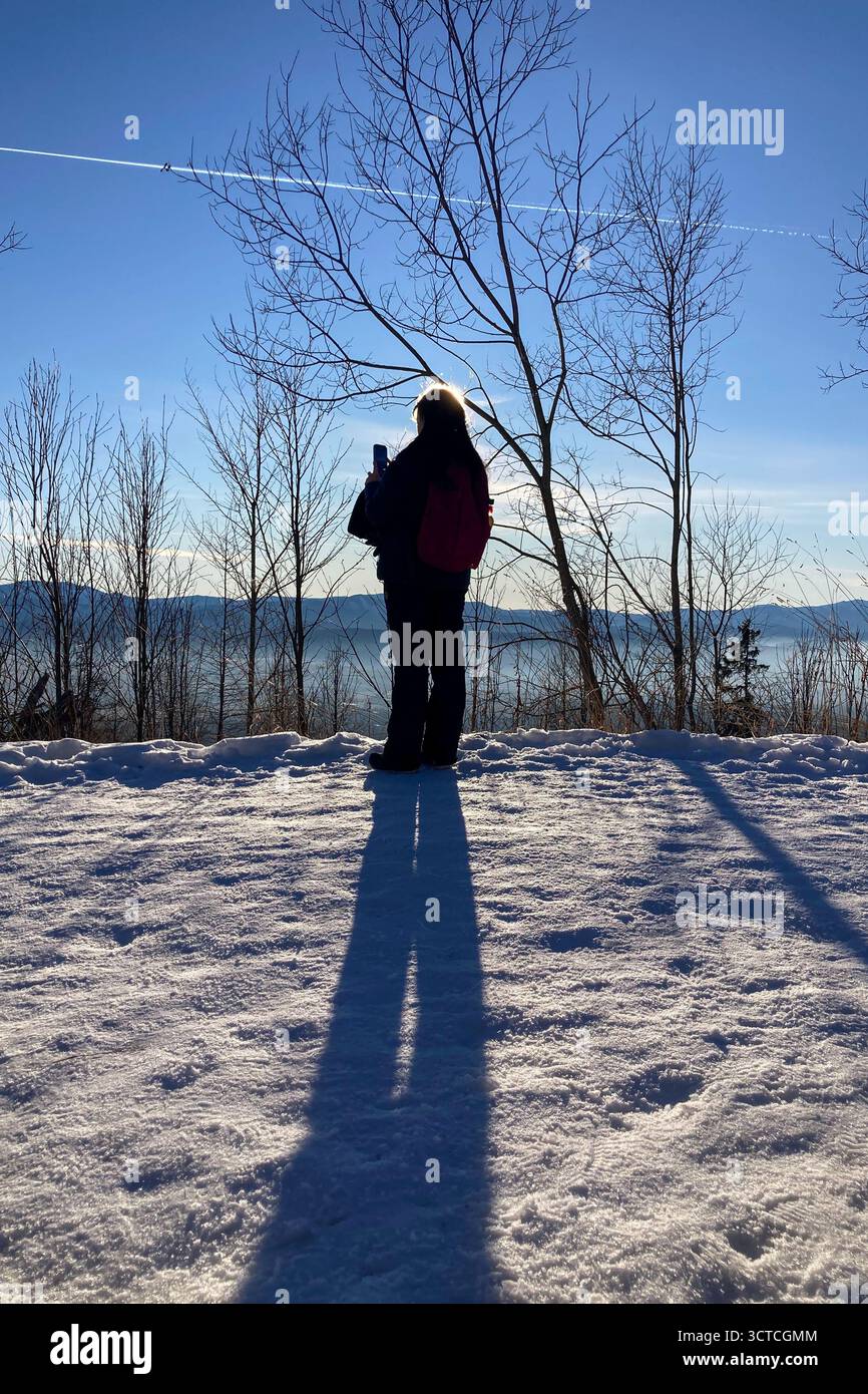 SLOVACCHIA, STREBSKE PLESO - 30 DICEMBRE 2024: Paesaggio invernale di Strbske pleso, località sciistica, turistica di punta, e stazione di salute situata in - Immagine stock catturata con smartphone