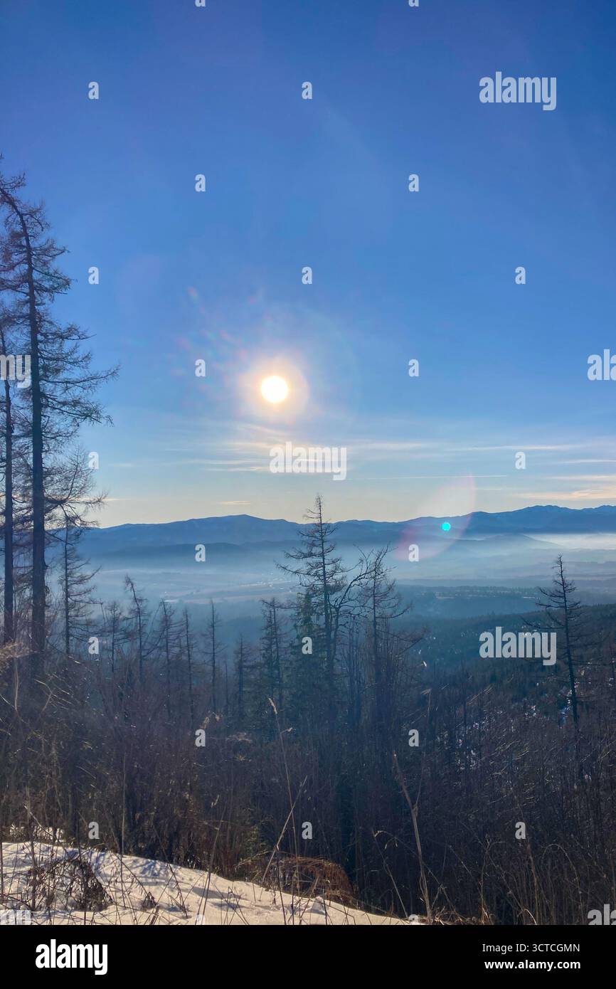 Paesaggio invernale di Strbske pleso che è una località sciistica, meta turistica di primo piano, e centro benessere situato sul lago con lo stesso nome di origine glaciale in - Immagine stock catturata con smartphone