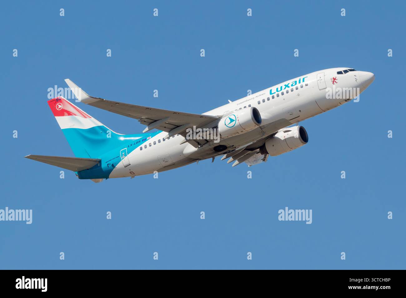 Volo di linea Luxair Boeing 737 700 in decollo all'aeroporto di Lisbona, registrazione LX-LBR Foto Stock