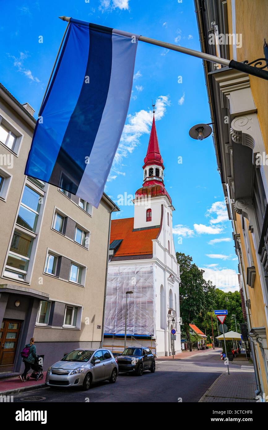 Chiesa luterana di Santa Elisabetta vista da via Nikolai a Pärnu, una località balneare situata sulla costa del Mar Baltico in Estonia Foto Stock