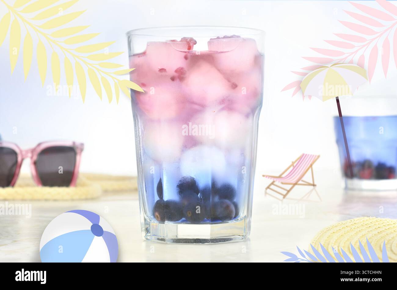 Una bevanda innaturale di grandi dimensioni rosa e blu per chi ha molta sete. Foto combinata con grafica. Foto Stock