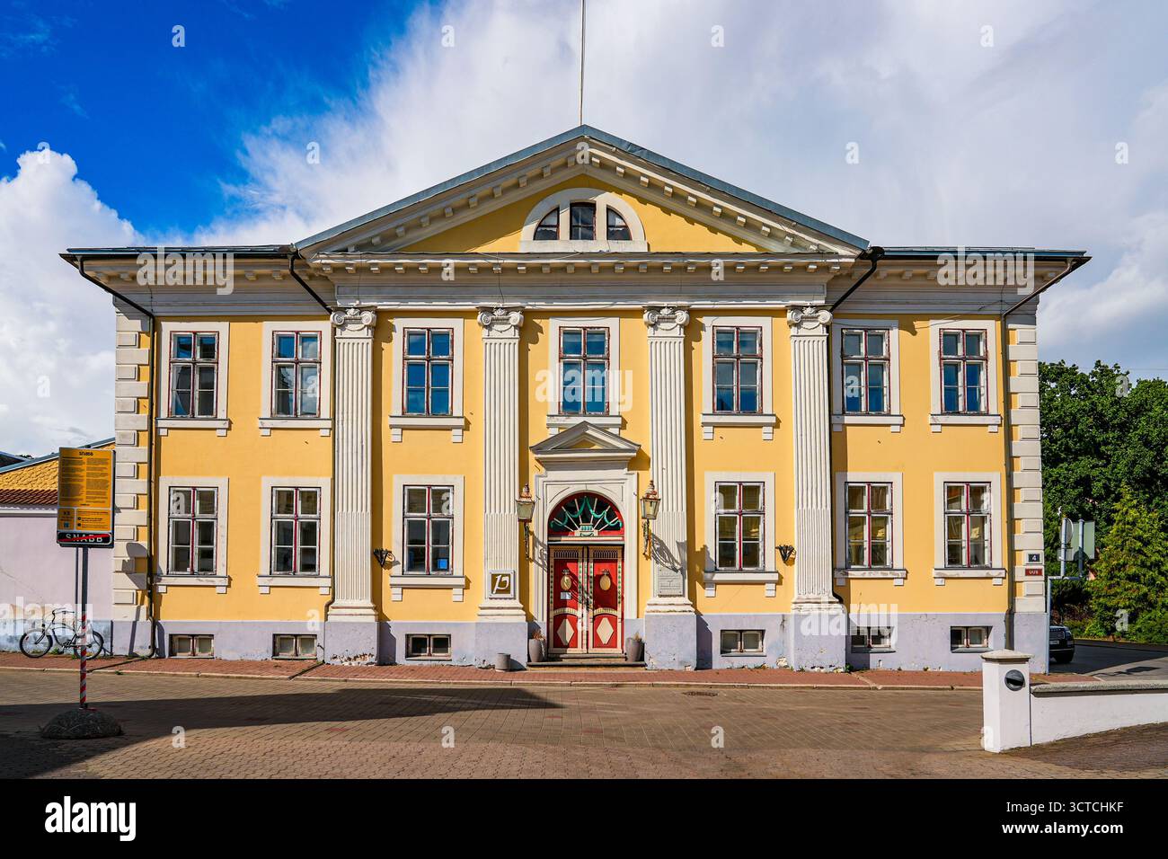 Facciata dello storico municipio di Pärnu in Estonia Foto Stock