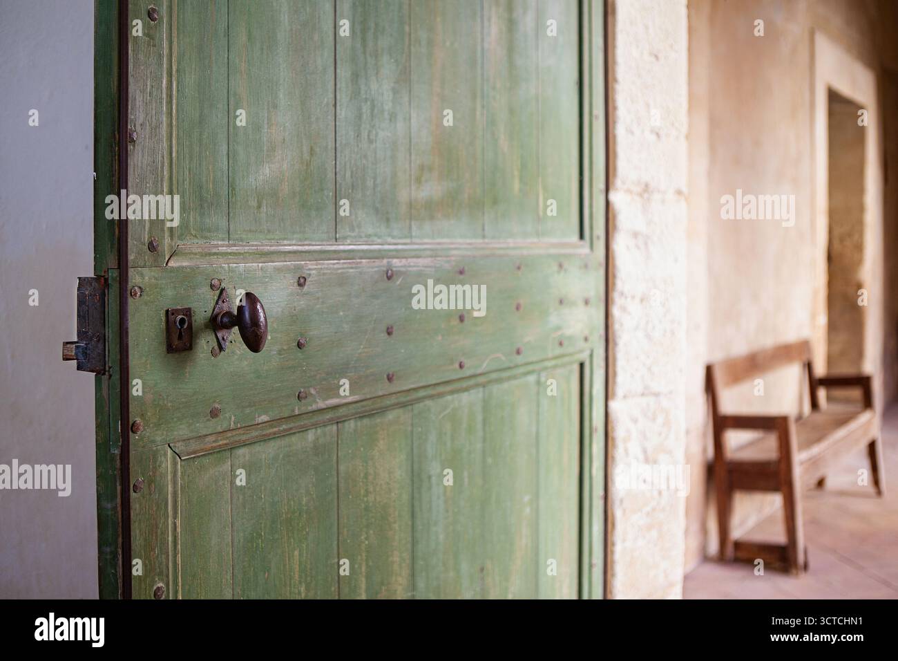 Apri la porta su un corridoio in un'antica abbazia Foto Stock