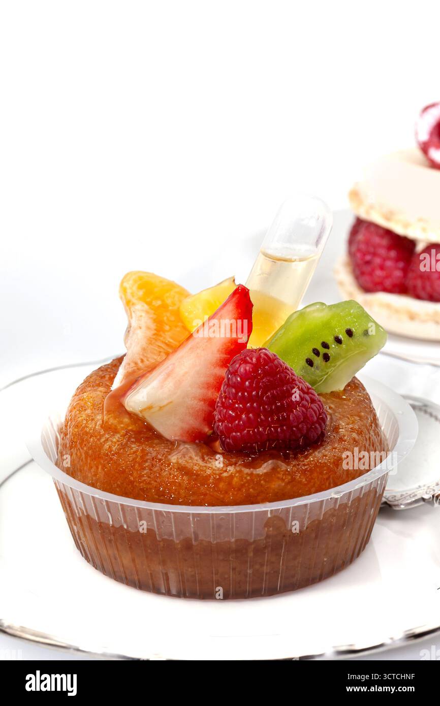 Rum baba di pasticceria francese su un piatto bianco Foto Stock