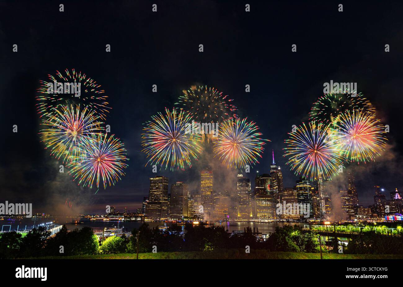 4 luglio 2025, fuochi d'artificio sull'East River, vista di Manhattan, New York City Foto Stock