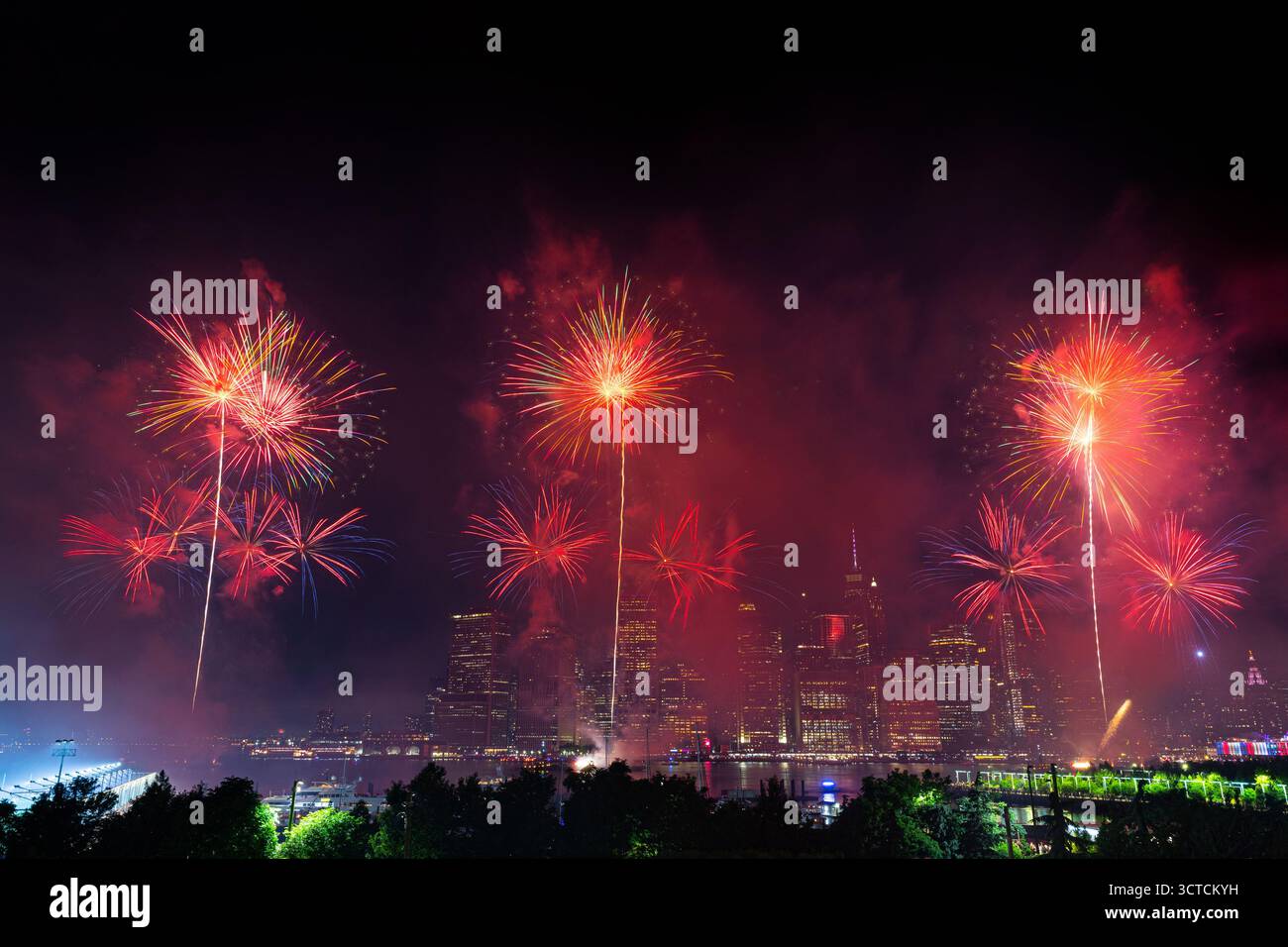 4 luglio 2025, fuochi d'artificio sull'East River, vista di Manhattan, New York City Foto Stock