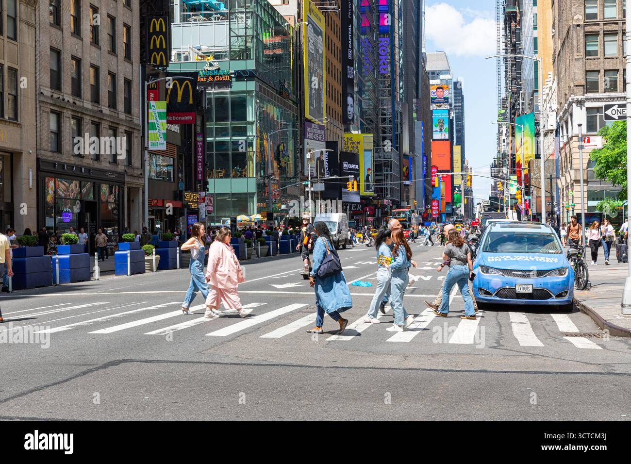 Persone che attraversano 7 avenue a New York Foto Stock