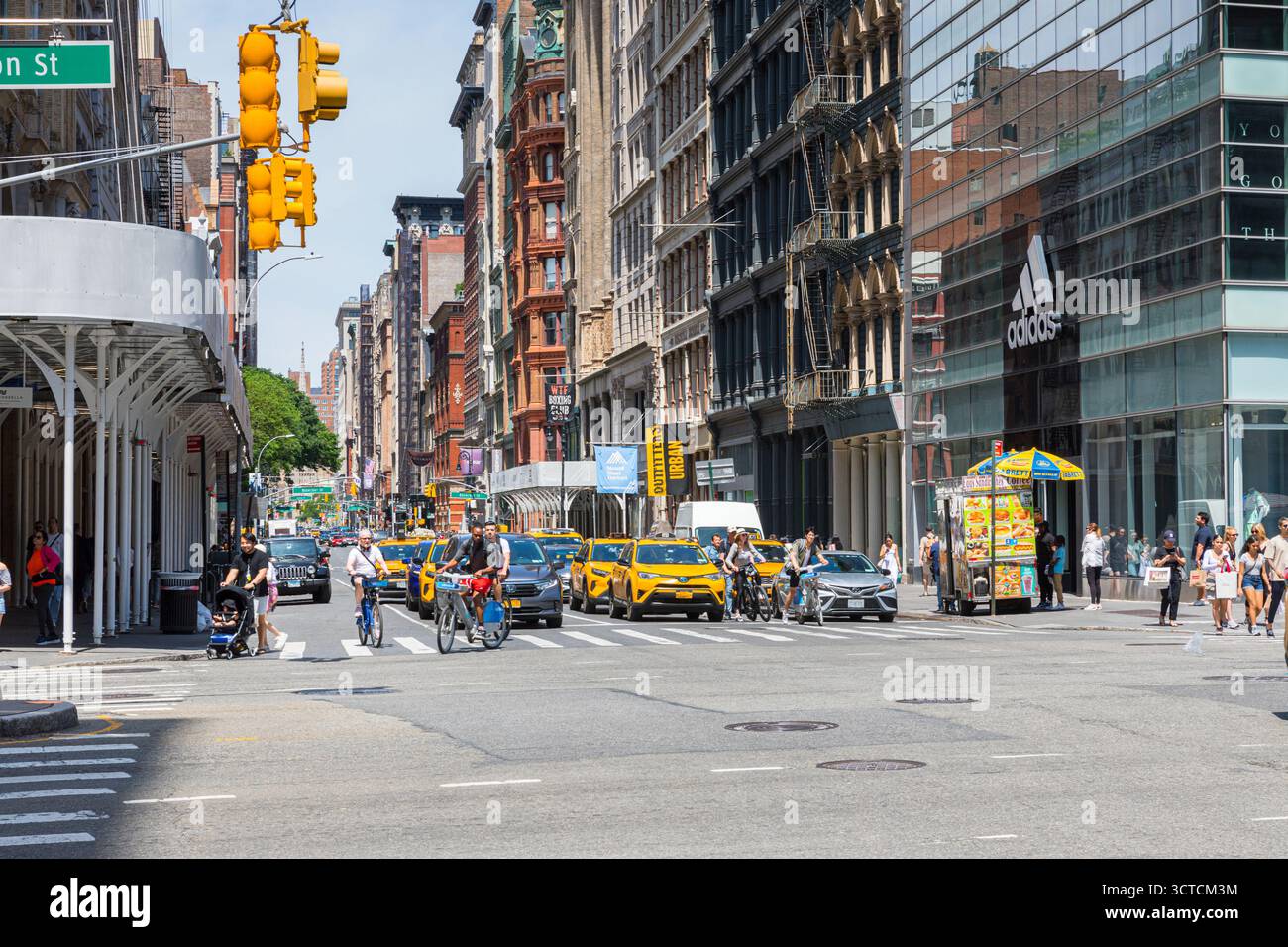 Traffico su Broadway Street a Manhattan, New York City Foto Stock