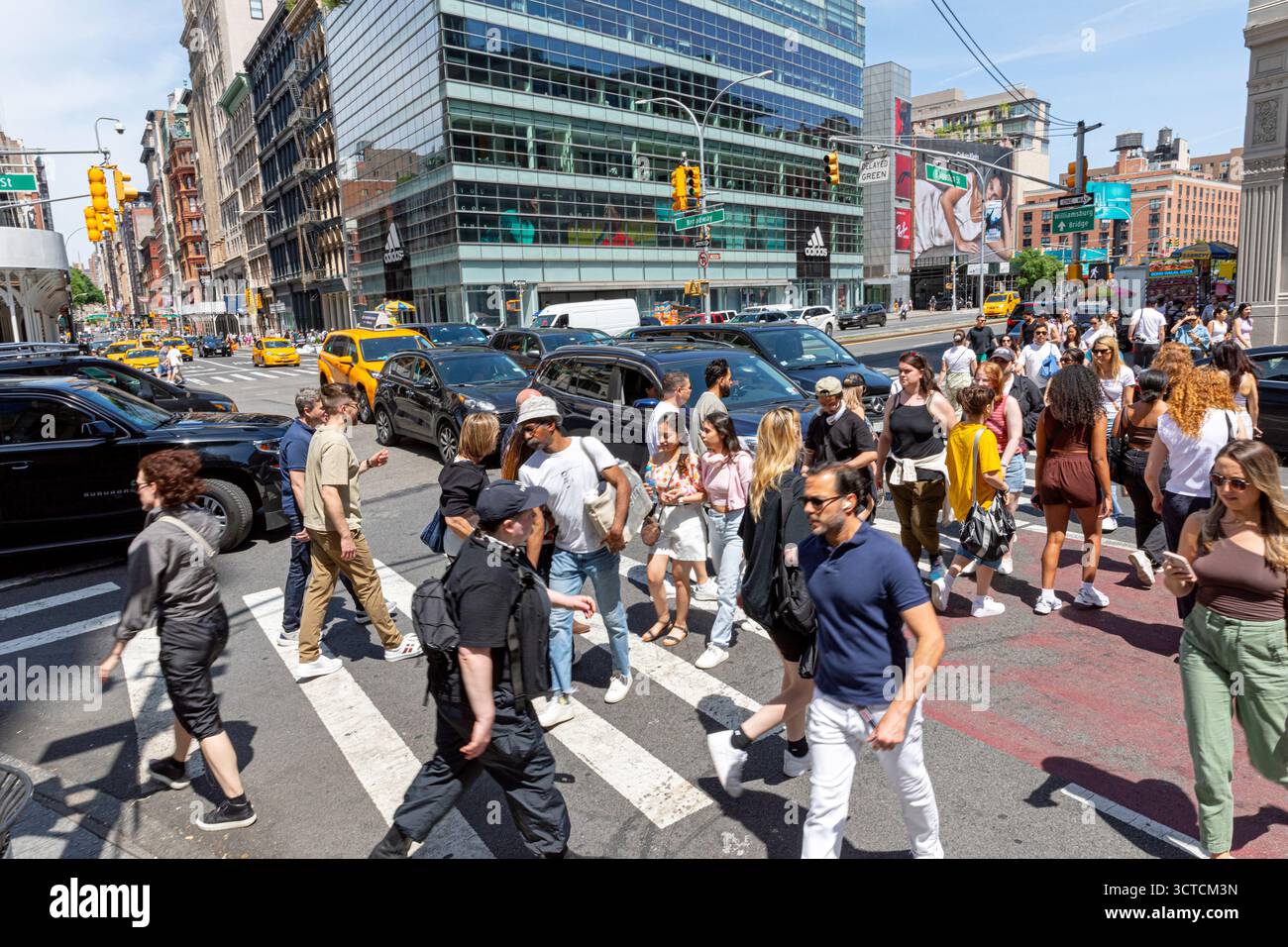 Gente che attraversa Broadway Street a Manhattan, New York Foto Stock
