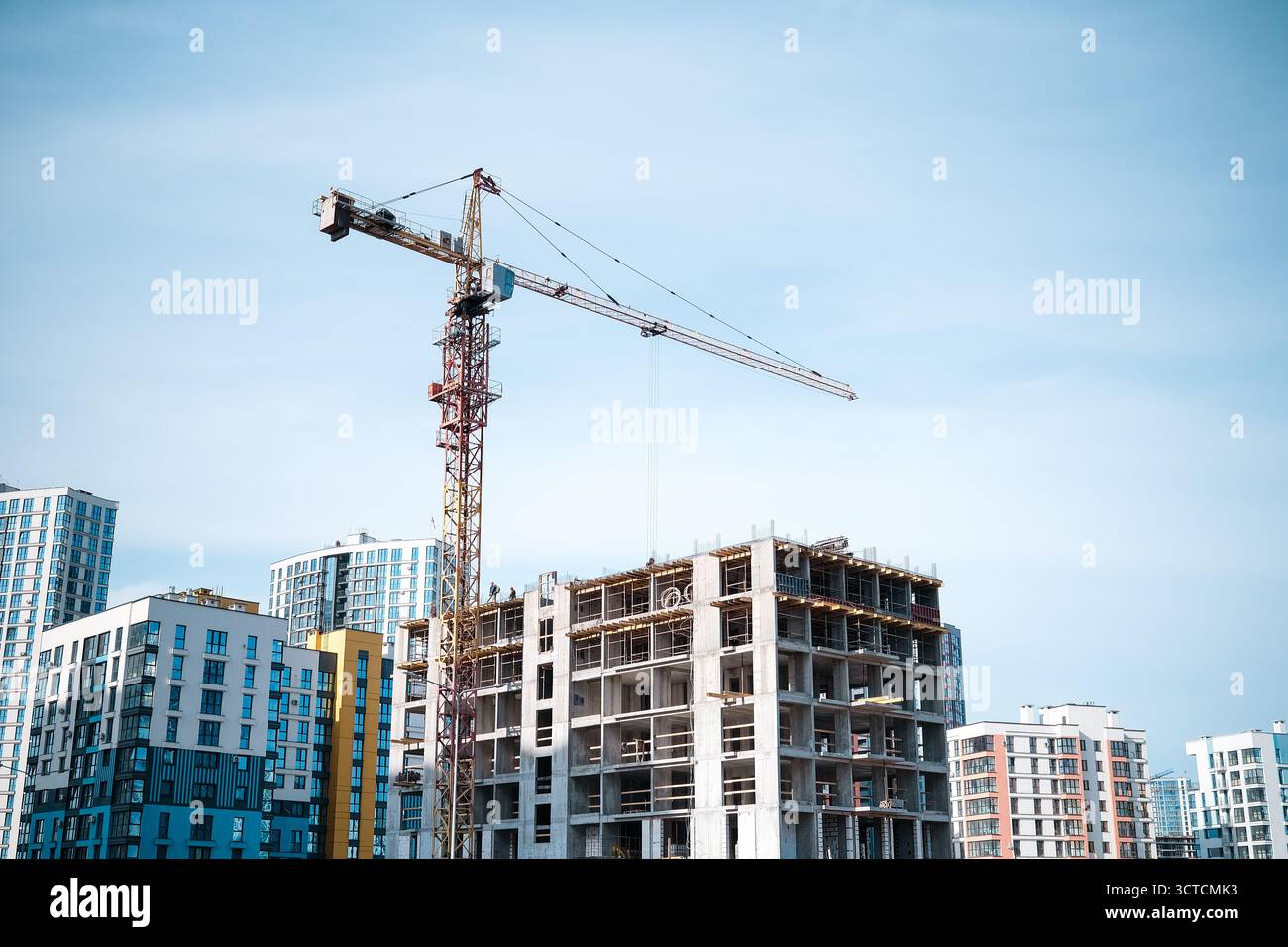Gru da costruzione nella costruzione di edifici a più piani Foto Stock
