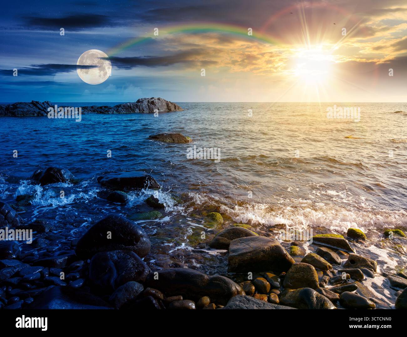 costa di ghiaia. concetto di cambiamento di orario diurno e notturno. bella stagione estiva di vacanze al mare con sole e luna al crepuscolo Foto Stock