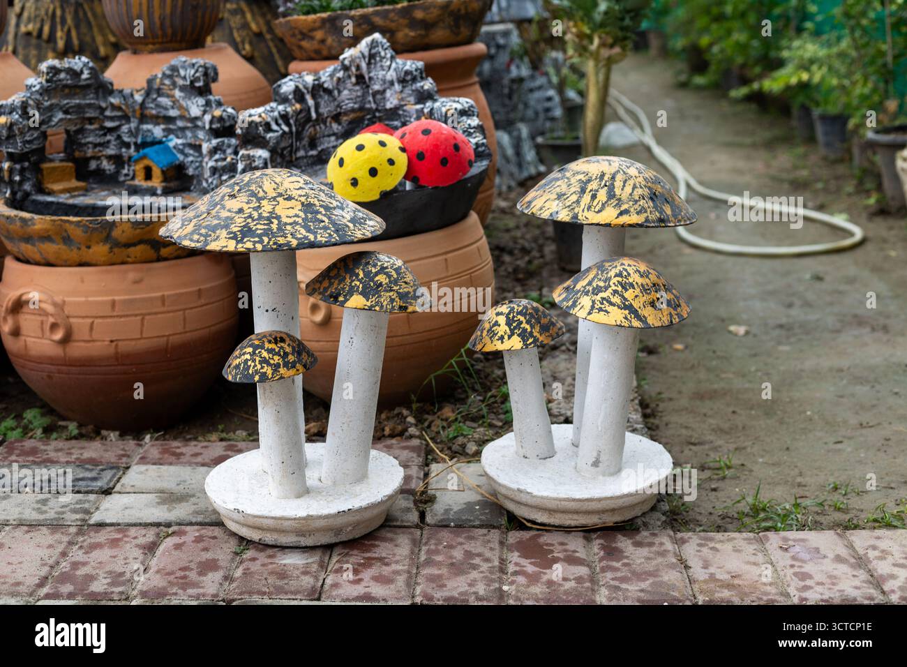 Sculture di funghi da giardino in cemento per il giardino all'aperto e l'arredamento della casa. Foto Stock