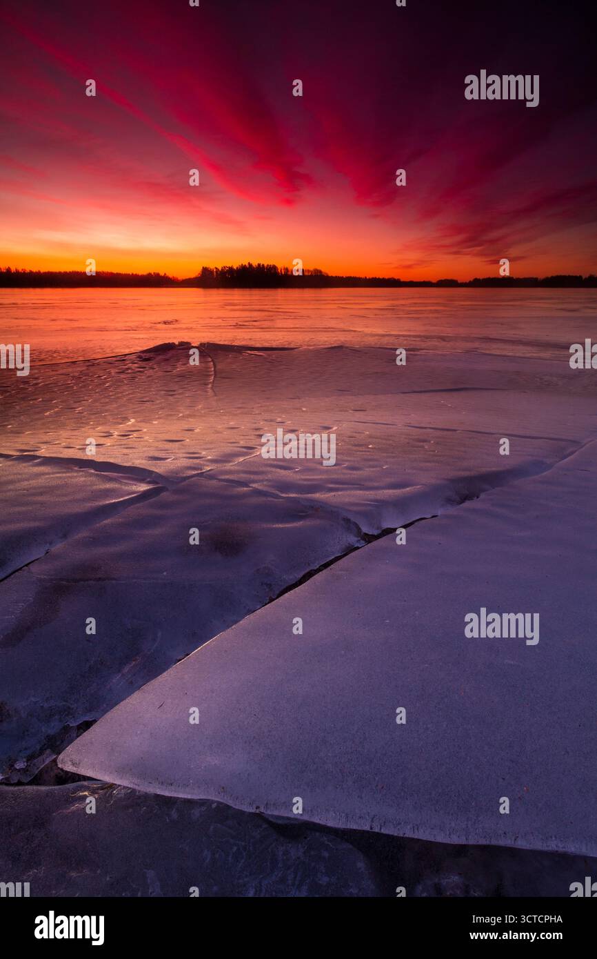 Formazioni di ghiaccio e colorata alba invernale a Årvold nel lago Vansjø, Moss kommune, Østfold, Norvegia. Foto Stock