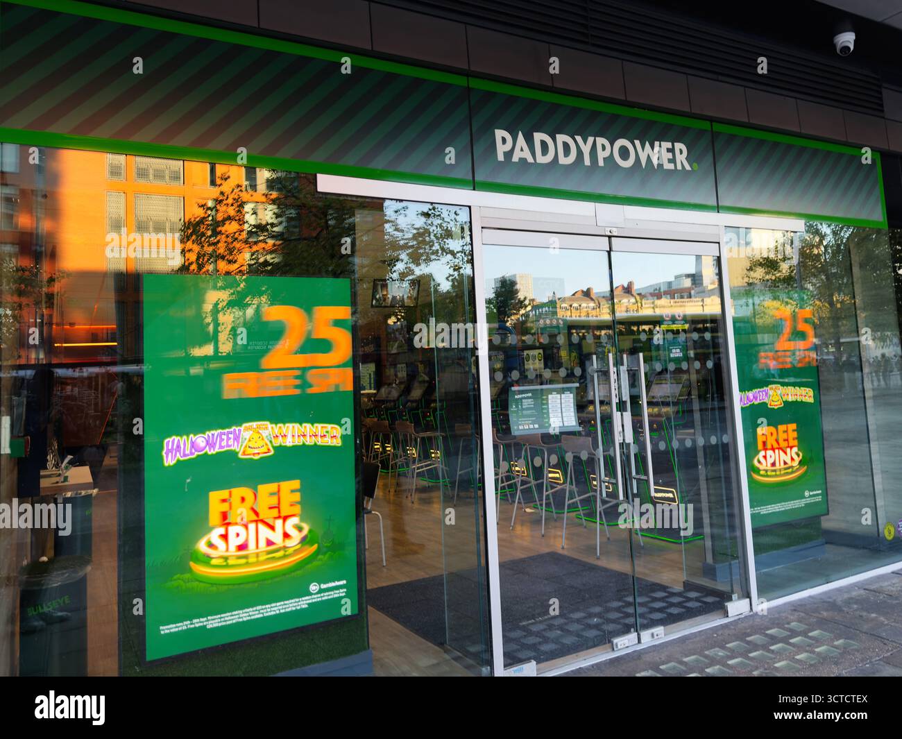 Manchester, Regno Unito - 25 settembre 2025: Esterno Paddy Power Shop con marchio verde e luminosi poster promozionali all'interno e all'esterno. Foto Stock