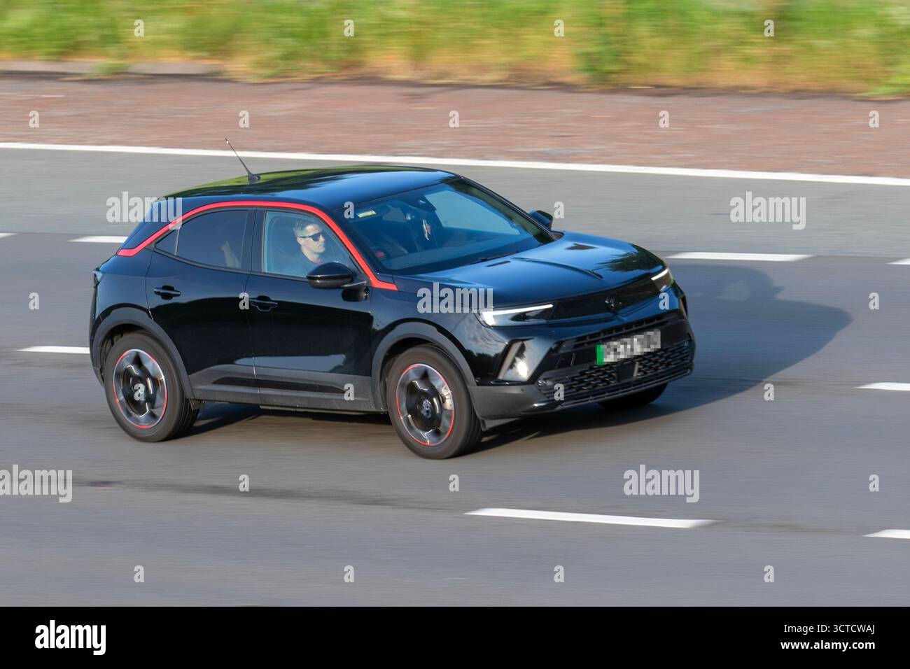 2022 Black Vauxhall Mokka e GS Line 136 batteria elettrica 50 kWh SUV 4 dr elettricità per auto 100 kW Foto Stock