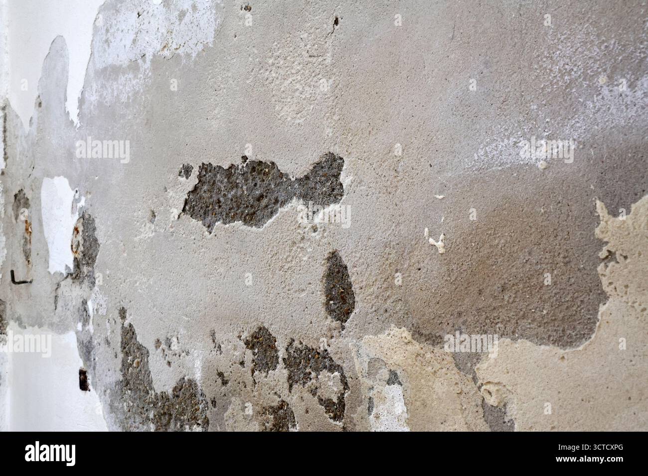 Parete gravemente danneggiata con perdita di Plaster causata dall'aumento dell'umidità capillare Foto Stock