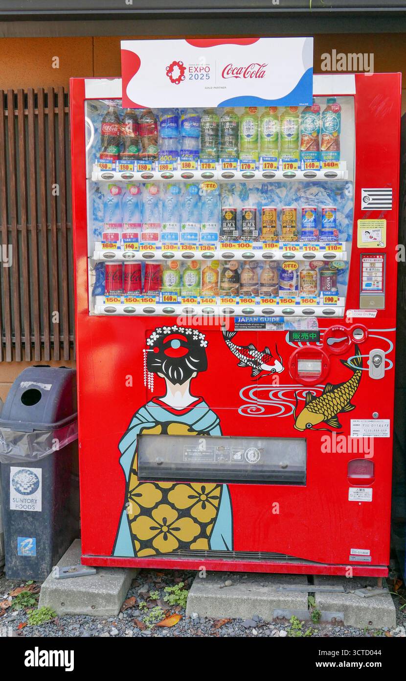 Giappone, Kyoto: Distributori automatici di bevande. Chiamati jidohanbaiki, o semplicemente jihanki, i distributori automatici si trovano ovunque nelle città e nei villaggi giapponesi Foto Stock