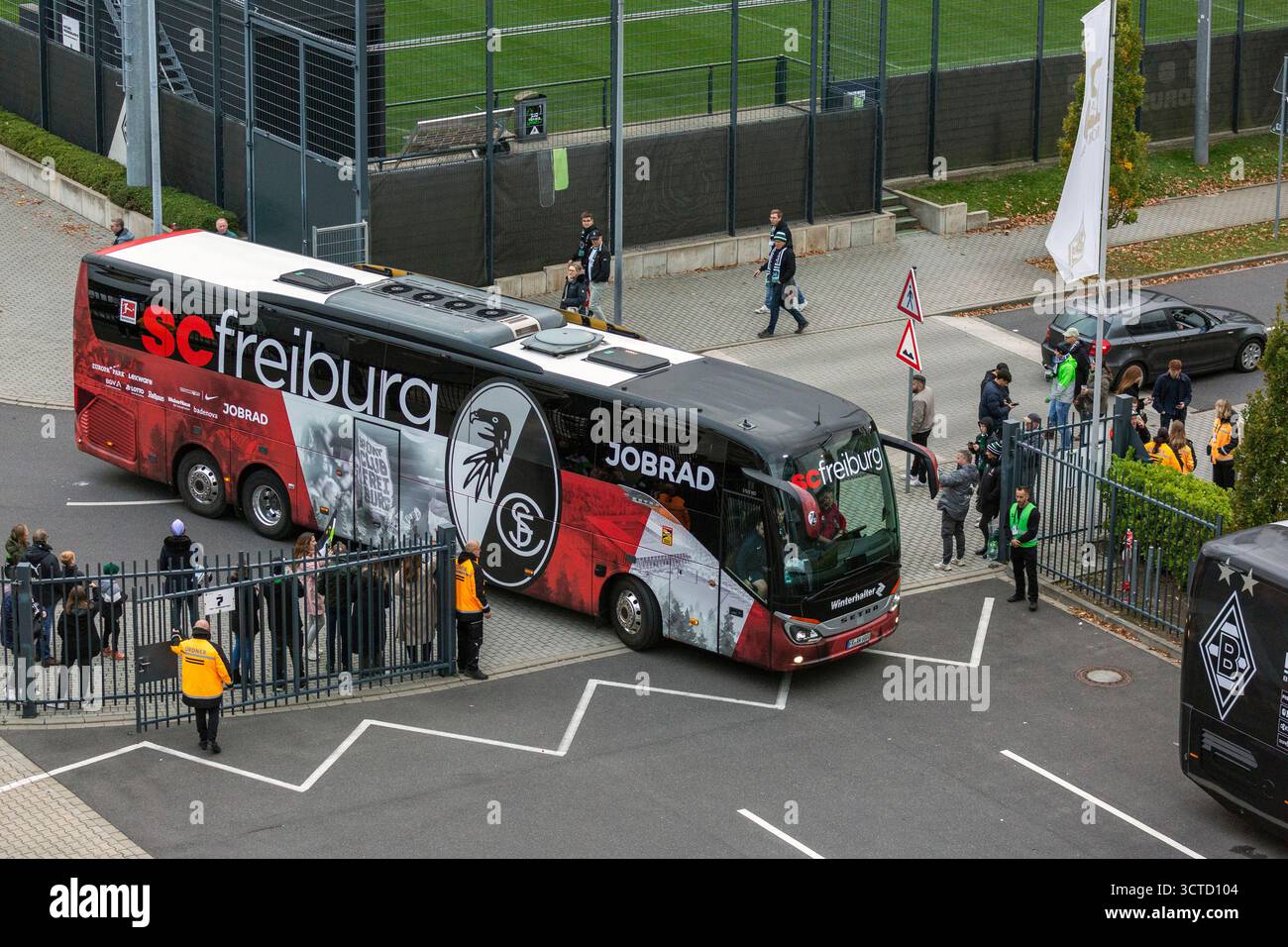 Sport, calcio, Bundesliga, 2025/2026, Borussia Moenchengladbach vs. SC Freiburg 0-0, 05.10.2025, Stadio Borussia Park, i tifosi attendono il bus della squadra di Friburgo, LE NORMATIVE DFL VIETANO QUALSIASI USO DI FOTOGRAFIE COME SEQUENZE DI IMMAGINI E/O QUASI-VIDEO Foto Stock