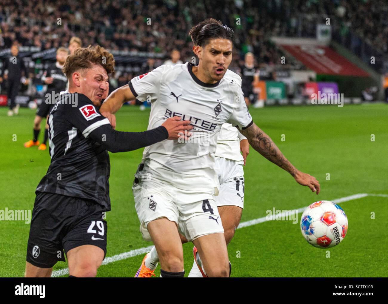 Sport, calcio, Bundesliga, 2025/2026, Borussia Moenchengladbach vs. SC Freiburg 0-0, 05.10.2025, Stadio Borussia Park, scena della partita, Philipp Treu (SCF) Left e Kevin Diks (MG), LE NORMATIVE DFL VIETANO QUALSIASI USO DI FOTOGRAFIE COME SEQUENZE DI IMMAGINI E/O QUASI-VIDEO Foto Stock