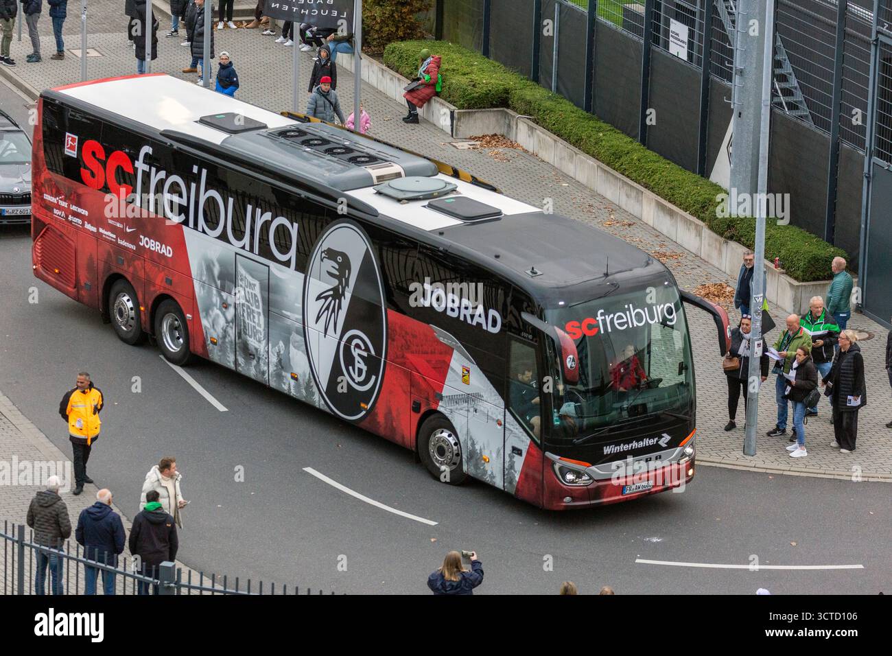 Sport, calcio, Bundesliga, 2025/2026, Borussia Moenchengladbach vs. SC Freiburg 0-0, 05.10.2025, Stadio Borussia Park, i tifosi attendono il bus della squadra di Friburgo, LE NORMATIVE DFL VIETANO QUALSIASI USO DI FOTOGRAFIE COME SEQUENZE DI IMMAGINI E/O QUASI-VIDEO Foto Stock