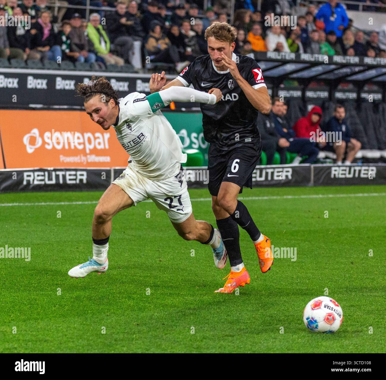 Sport, calcio, Bundesliga, 2025/2026, Borussia Moenchengladbach vs. SC Freiburg 0-0, 05.10.2025, Stadio Borussia Park, scena della partita, Rocco Reitz (MG) Left e Patrick Osterhage (SCF), LE NORMATIVE DFL VIETANO QUALSIASI USO DI FOTOGRAFIE COME SEQUENZE DI IMMAGINI E/O QUASI-VIDEO Foto Stock