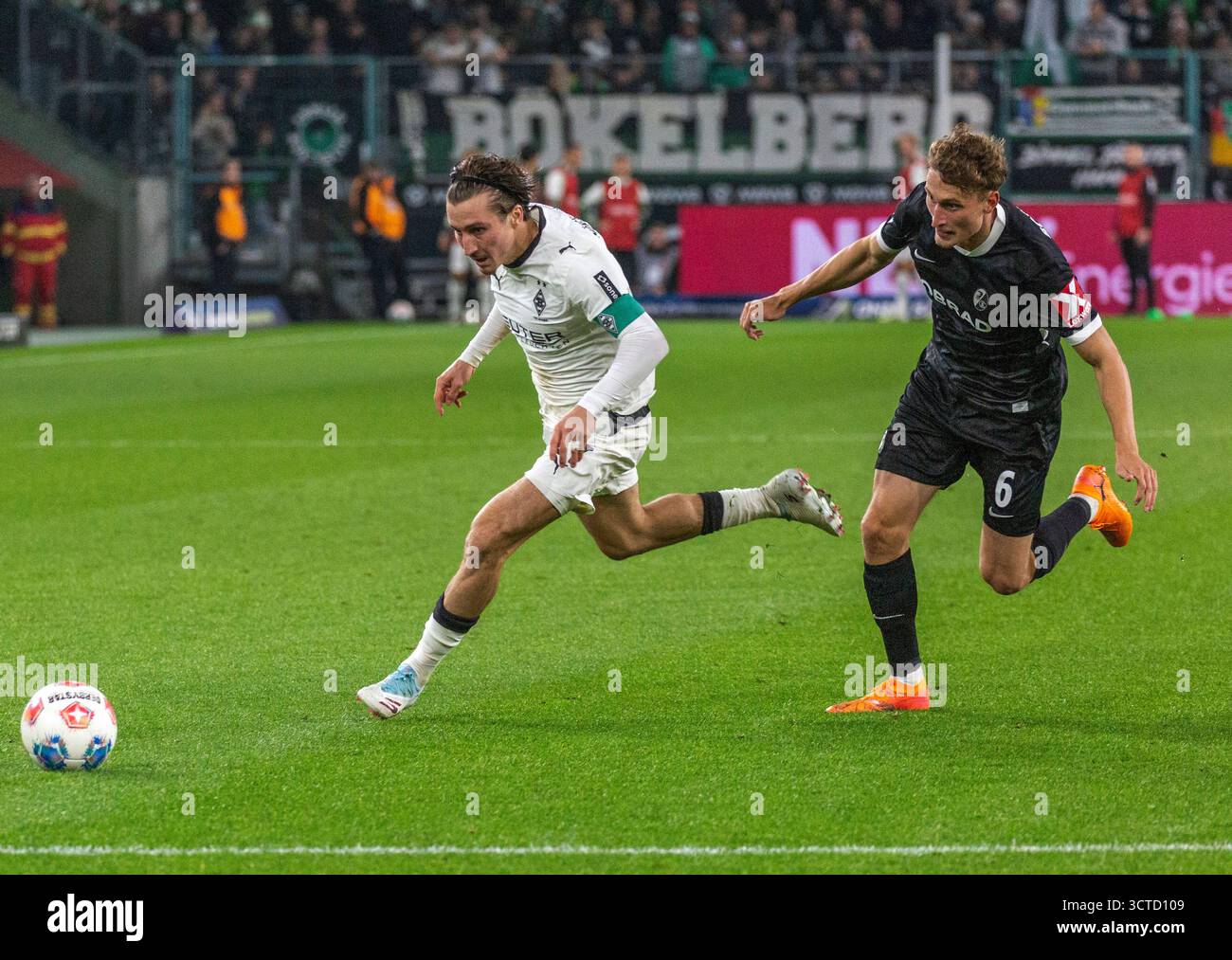 Sport, calcio, Bundesliga, 2025/2026, Borussia Moenchengladbach vs. SC Freiburg 0-0, 05.10.2025, Stadio Borussia Park, scena della partita, Rocco Reitz (MG) Left e Patrick Osterhage (SCF), LE NORMATIVE DFL VIETANO QUALSIASI USO DI FOTOGRAFIE COME SEQUENZE DI IMMAGINI E/O QUASI-VIDEO Foto Stock