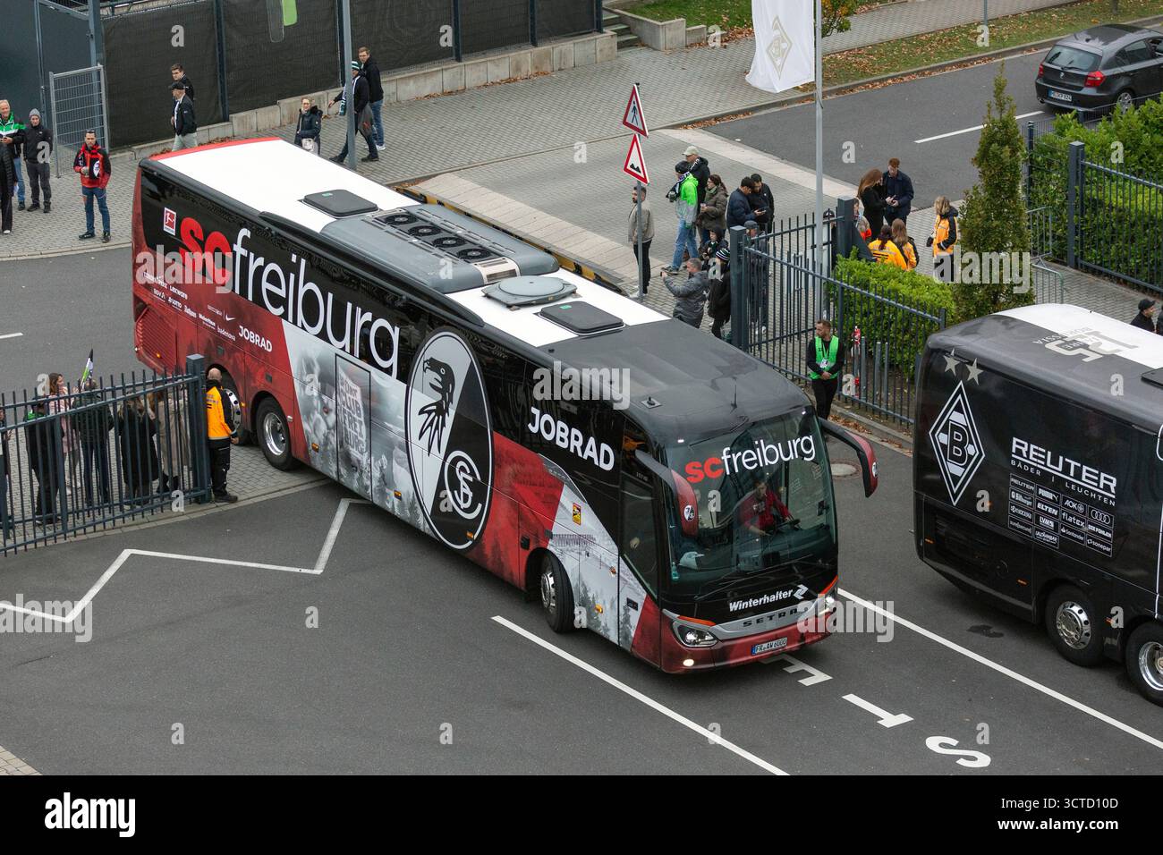 Sport, calcio, Bundesliga, 2025/2026, Borussia Moenchengladbach vs. SC Freiburg 0-0, 05.10.2025, Stadio Borussia Park, i tifosi attendono il bus della squadra di Friburgo, LE NORMATIVE DFL VIETANO QUALSIASI USO DI FOTOGRAFIE COME SEQUENZE DI IMMAGINI E/O QUASI-VIDEO Foto Stock