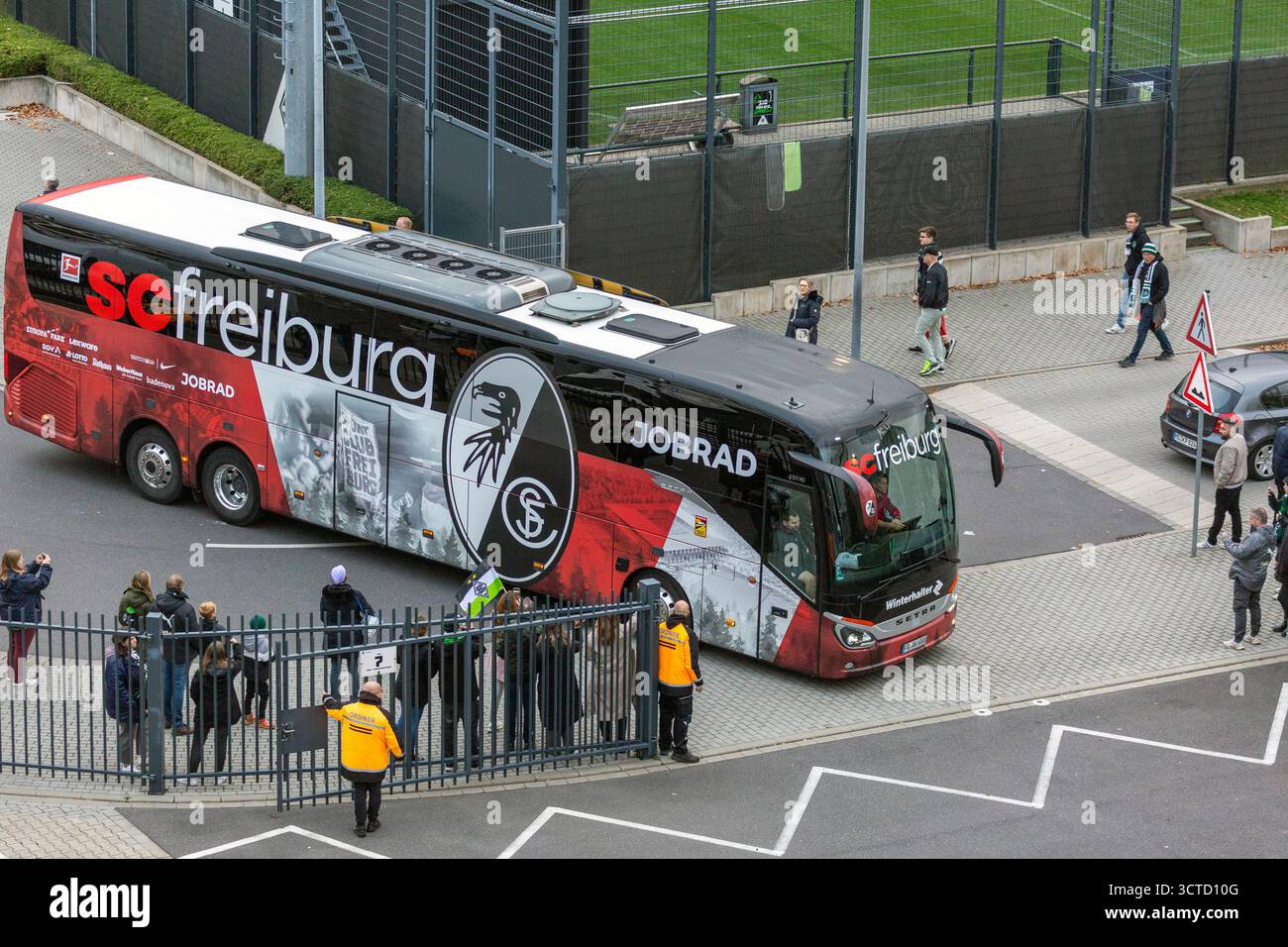 Sport, calcio, Bundesliga, 2025/2026, Borussia Moenchengladbach vs. SC Freiburg 0-0, 05.10.2025, Stadio Borussia Park, i tifosi attendono il bus della squadra di Friburgo, LE NORMATIVE DFL VIETANO QUALSIASI USO DI FOTOGRAFIE COME SEQUENZE DI IMMAGINI E/O QUASI-VIDEO Foto Stock