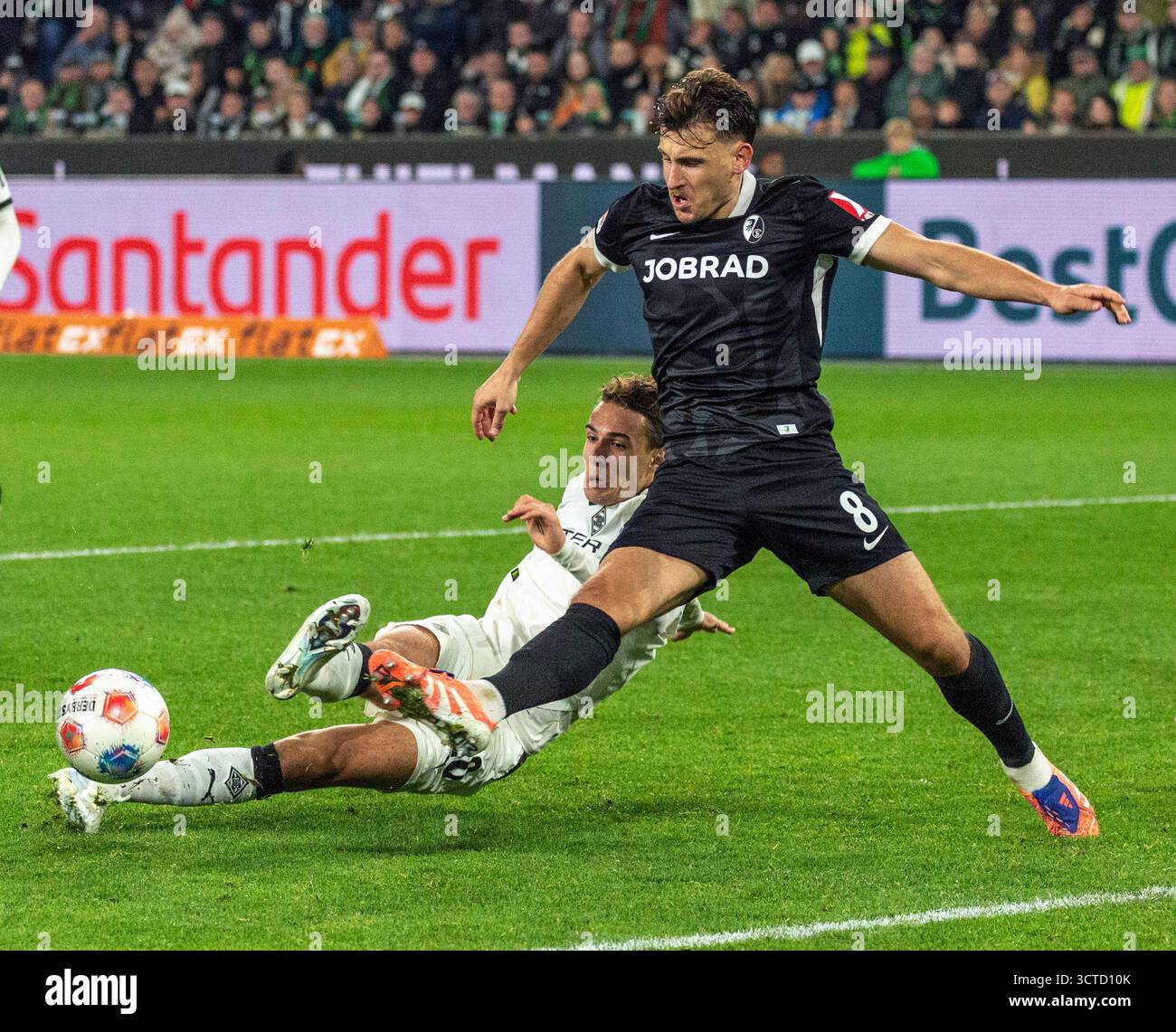 Sport, calcio, Bundesliga, 2025/2026, Borussia Moenchengladbach vs. SC Freiburg 0-0, 05.10.2025, Stadio Borussia Park, scena della partita, mancato goal Gladbach, Florian Neuhaus (MG) Left e Maximilian Eggestein (SCF), LE NORMATIVE DFL VIETANO QUALSIASI USO DI FOTOGRAFIE COME SEQUENZE DI IMMAGINI E/O QUASI-VIDEO Foto Stock