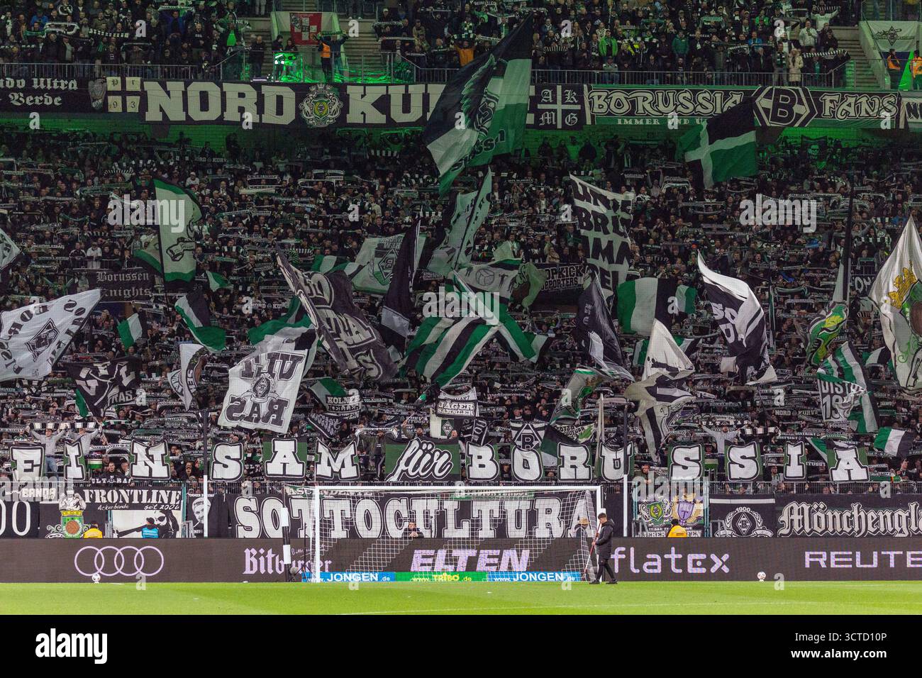 Sport, calcio, Bundesliga, 2025/2026, Borussia Moenchengladbach vs. SC Freiburg 0-0, 05.10.2025, Stadio Borussia Park, Gladbach tifosi con bandiere e sciarpe si divertono e festeggiano la propria squadra, I REGOLAMENTI DFL VIETANO QUALSIASI USO DI FOTOGRAFIE COME SEQUENZE DI IMMAGINI E/O QUASI-VIDEO Foto Stock