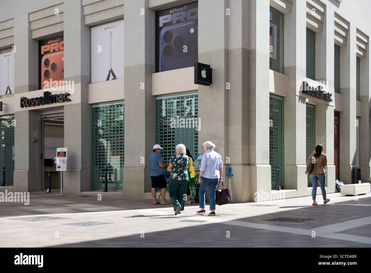 Rossellimac è un negozio specializzato nella distribuzione di prodotti Apple come iPhone, iPad, MacBook e accessori ufficiali. Foto Stock