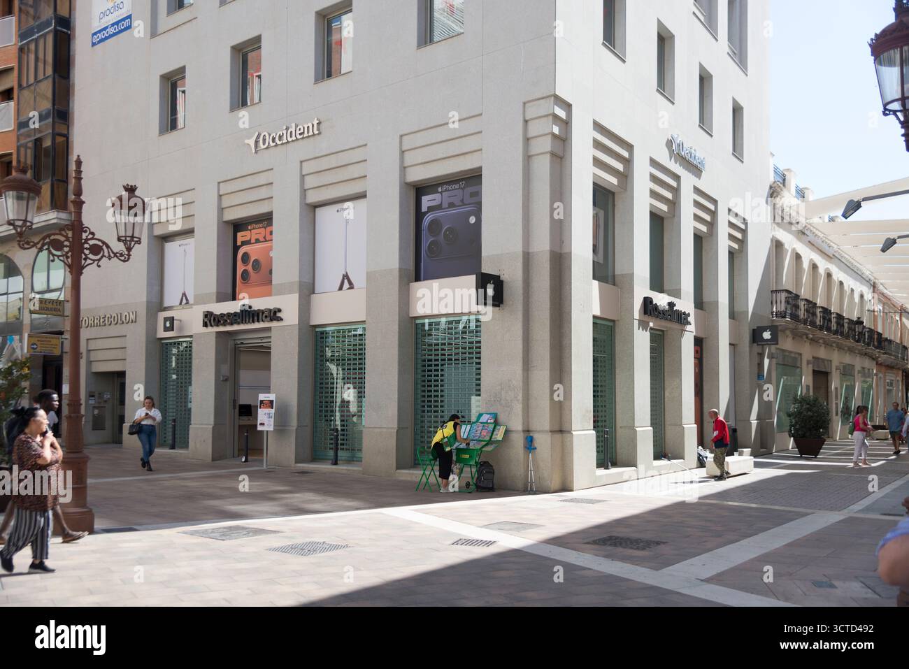 Rossellimac è un negozio specializzato nella distribuzione di prodotti Apple come iPhone, iPad, MacBook e accessori ufficiali. Foto Stock