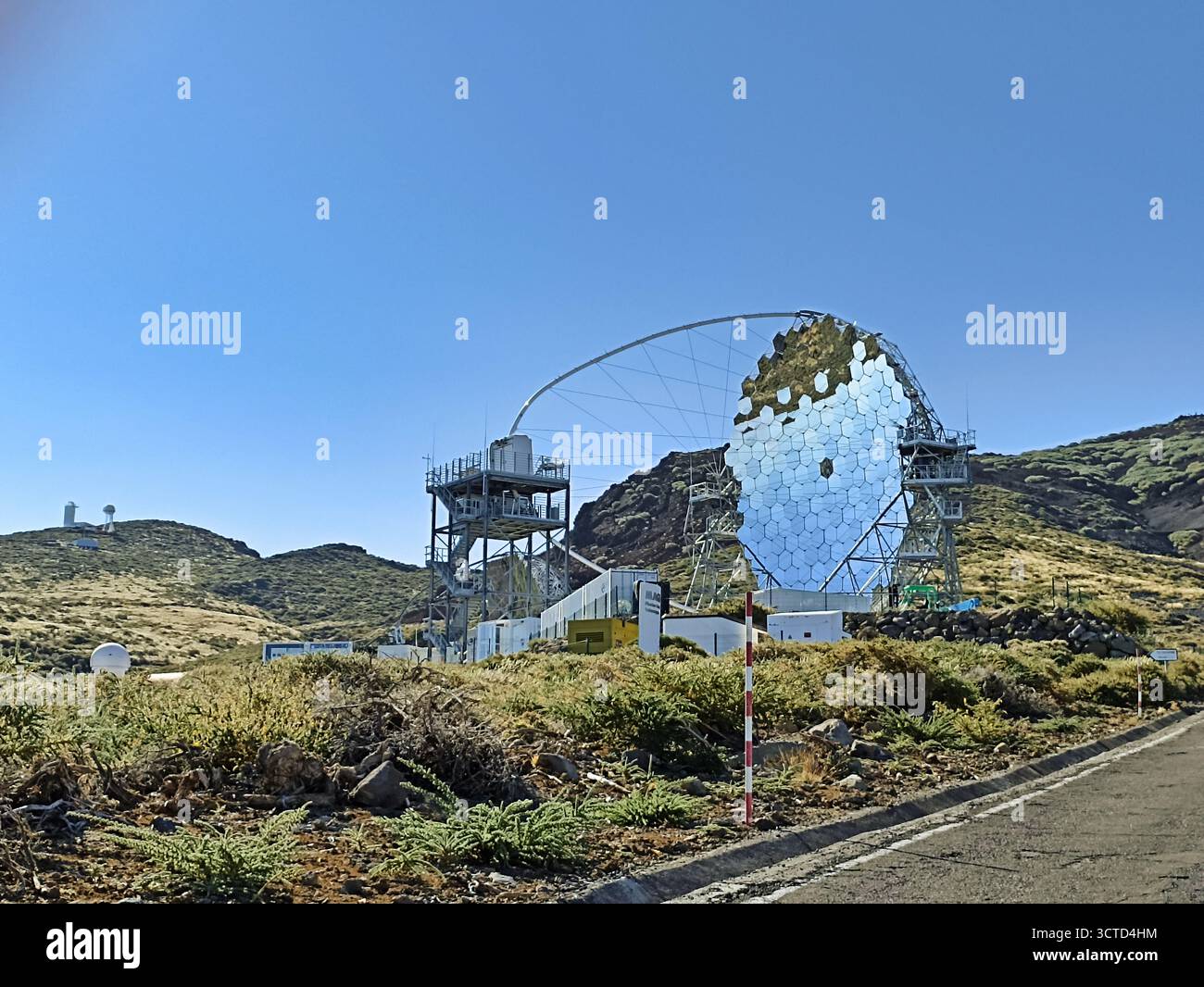 Enorme Telescopio magico sul Remote Mountain Peak - il MAGICO (maggiore Atmospheric gamma-ray Imaging Cherenkov) Telescopio a la Palma, un scientifico e tecnico Foto Stock
