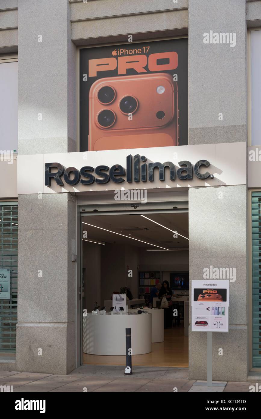 Rossellimac è un negozio specializzato nella distribuzione di prodotti Apple come iPhone, iPad, MacBook e accessori ufficiali. Foto Stock