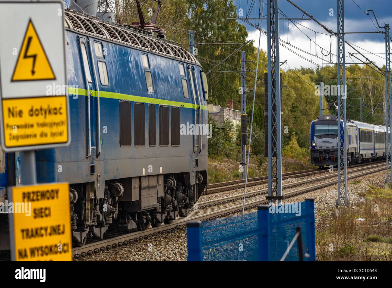 Il momento prima della tragedia, due treni su un binario, attacco hacker alle linee ferroviarie Polonia Foto Stock