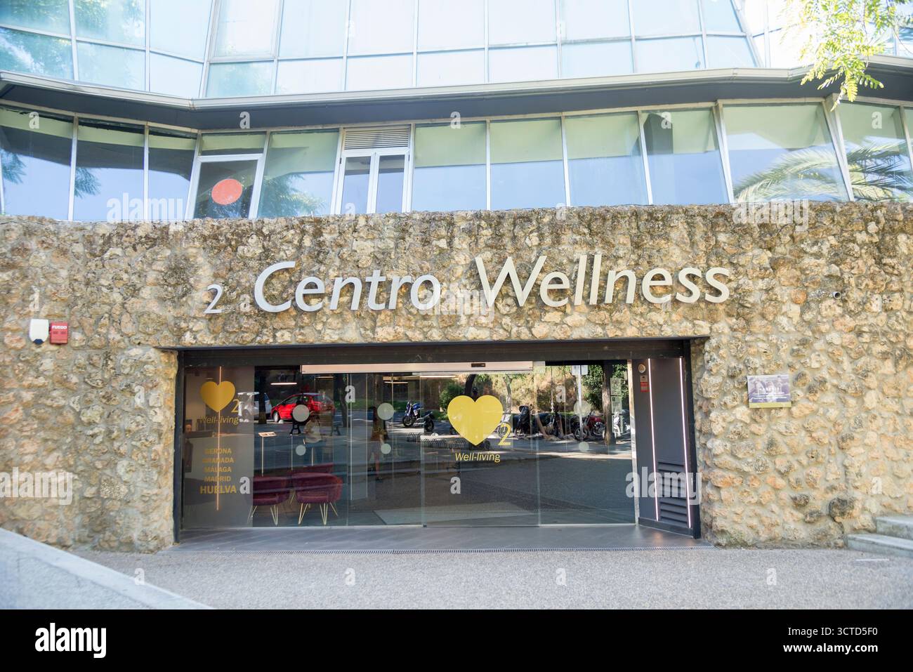 Centro benessere O2, palestra Huelva. Benvenuti nel vostro club in via San Sebastián con fitness, piscina, spa, attività guidate e allenamento personale. Foto Stock