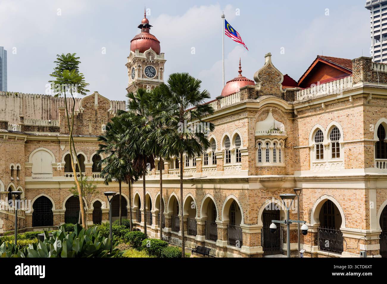 Edificio storico del Sultano Abdul Samad con torre dell'orologio e bandiera malese a Kuala Lumpur Foto Stock