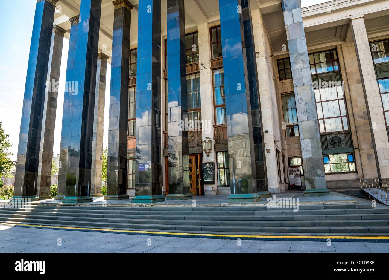 Grande ingresso alla Biblioteca di Stato russa con colonne di marmo alte e gradini larghi, Mosca, Russia, 9 agosto 2025 Foto Stock